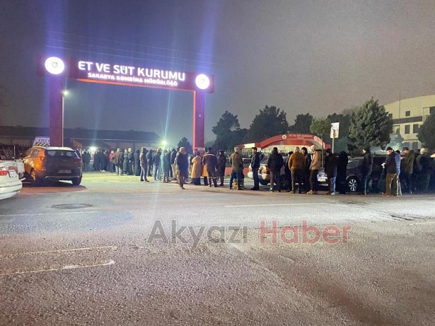 Et ve Süt Kurumu mağazasında gece yarısı ucuz et kuyruğu