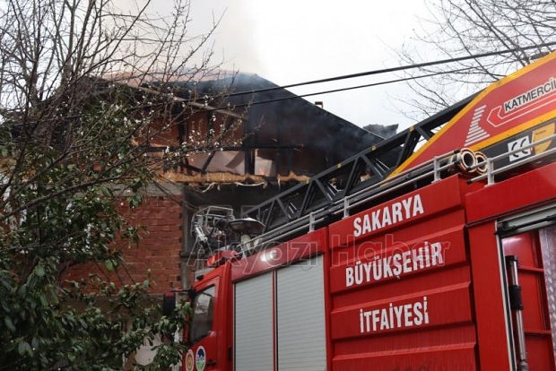 Panik anları; Alevlere teslim oldu