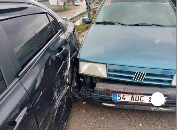 Kaza yapana yardım için duran araca otomobil çarptı
