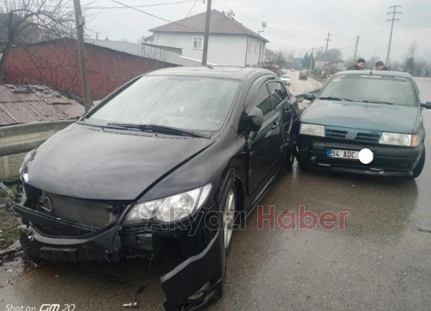 Kaza yapana yardım için duran araca otomobil çarptı