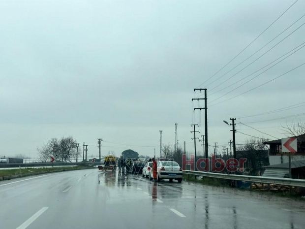 Kaza yapana yardım için duran araca otomobil çarptı