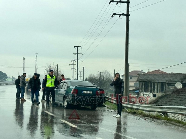 Kaza yapana yardım için duran araca otomobil çarptı