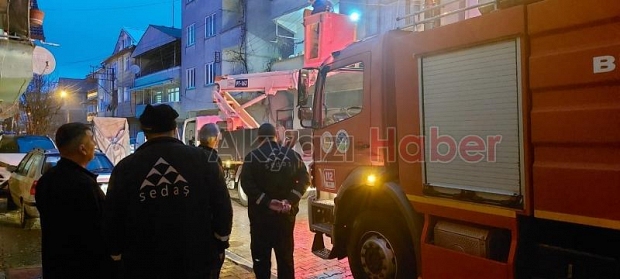 Elektrik direğinden çıkan kıvılcımlar korkuttu