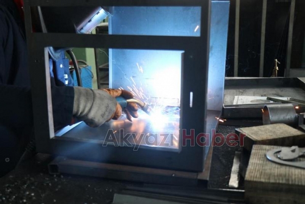 Liseli öğrenciler depremzedeler için soba yapıyor