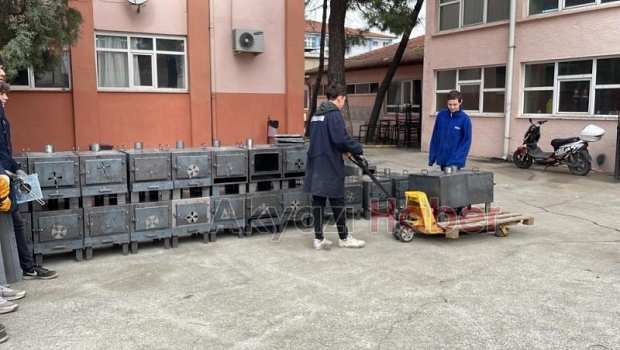 Liseli öğrenciler depremzedeler için soba yapıyor