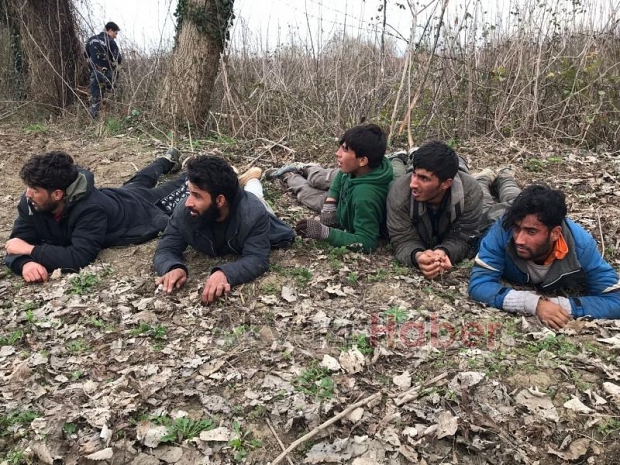 Afganlı kaçakları vatandaş tarlalardan topladı