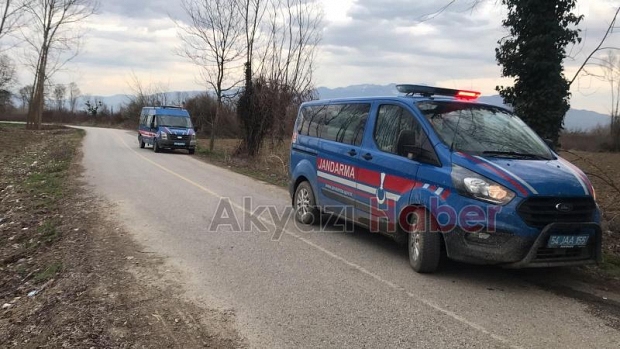 Afganlı kaçakları vatandaş tarlalardan topladı