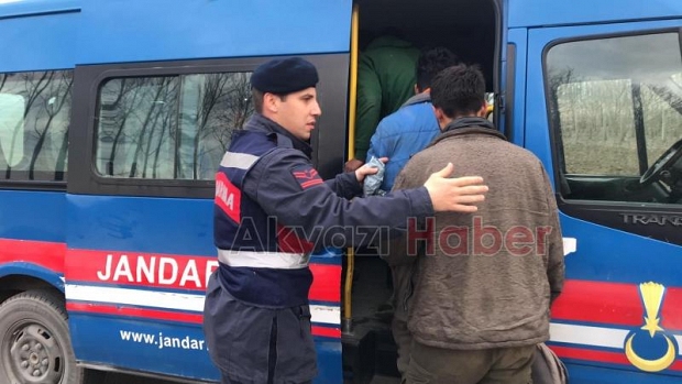 Afganlı kaçakları vatandaş tarlalardan topladı