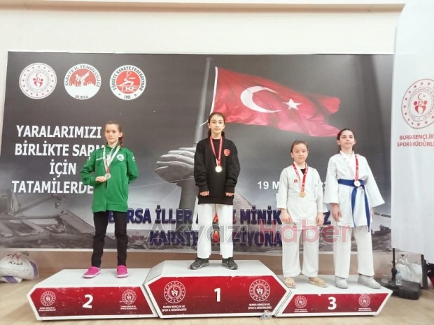 Akyazılı karateciler turnuvaya damga vurdu