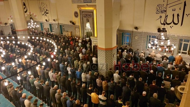 İlk teravihte camiler doldu taştı