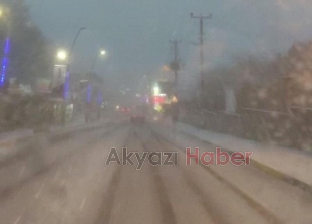 Akyazı kar yağışı ile beyaza büründü