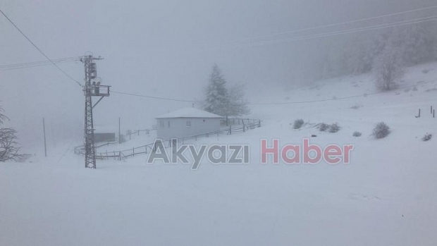 Akyazı kar yağışı ile beyaza büründü