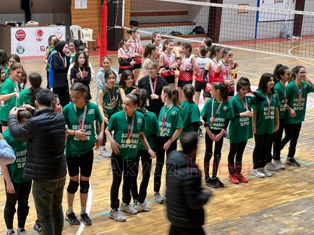 Alaağaçspor Midi Kızlar Voleybol Takımı Türkiye Şampiyonası yolunda