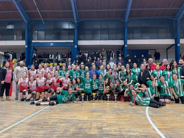 Alaağaçspor Midi Kızlar Voleybol Takımı Türkiye Şampiyonası yolunda