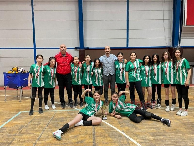 Alaağaçspor Midi Kızlar Voleybol Takımı Türkiye Şampiyonası yolunda