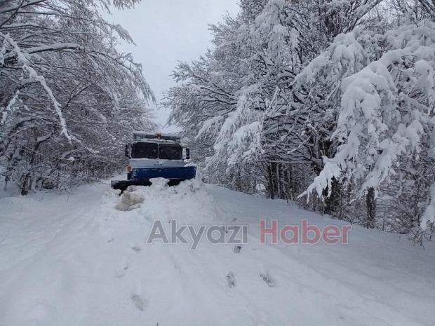 Büyükşehir yoğun kar alan grup yollarını açıyor