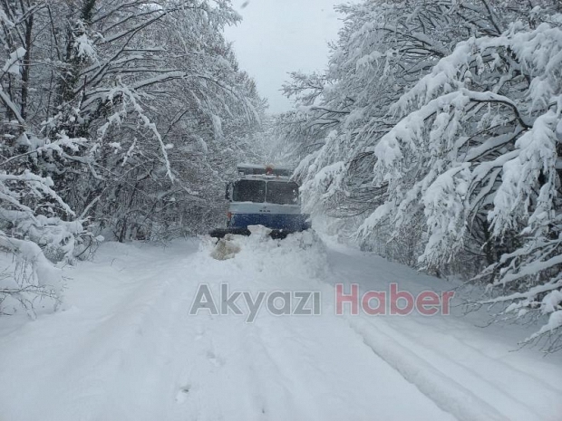 Büyükşehir yoğun kar alan grup yollarını açıyor