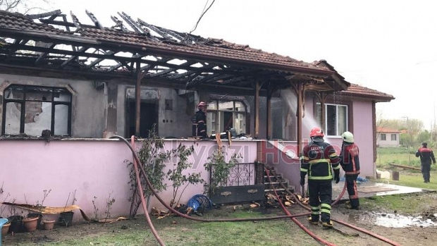 Akyazı'da tek katlı ev yandı