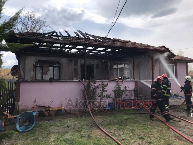 Akyazı'da tek katlı ev yandı