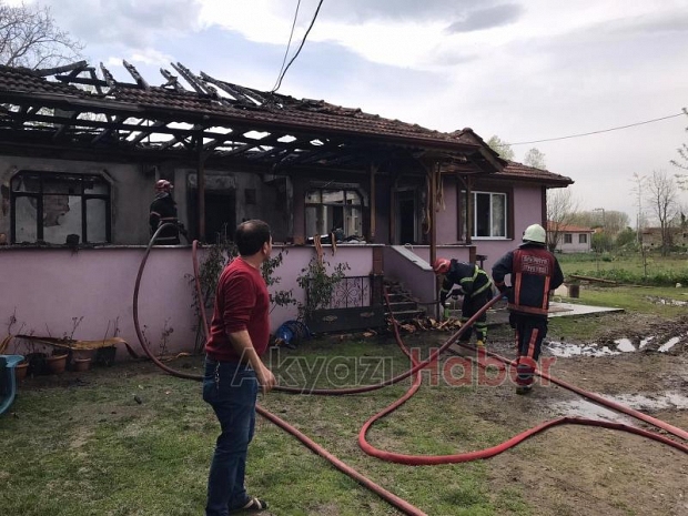 Akyazı'da tek katlı ev yandı