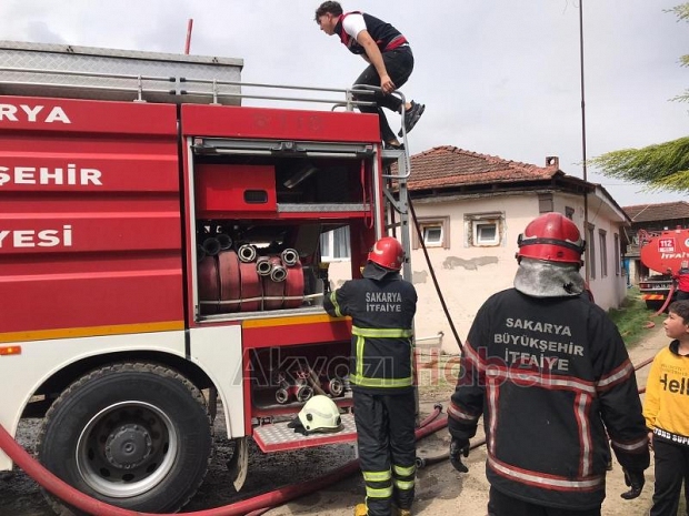 Akyazı'da tek katlı ev yandı