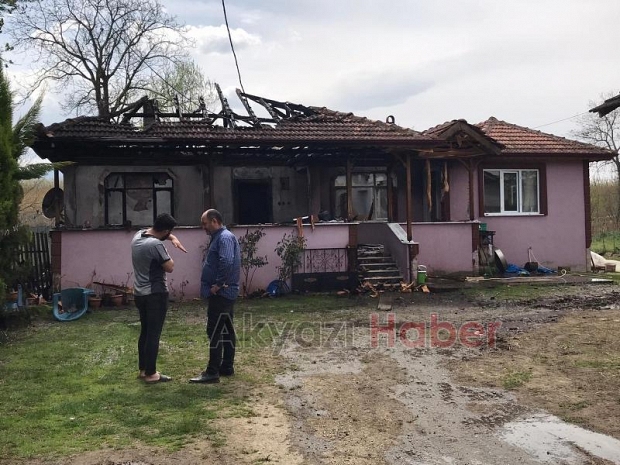 Akyazı'da tek katlı ev yandı
