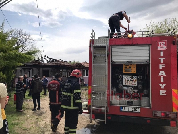 Akyazı'da tek katlı ev yandı