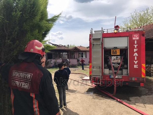 Akyazı'da tek katlı ev yandı