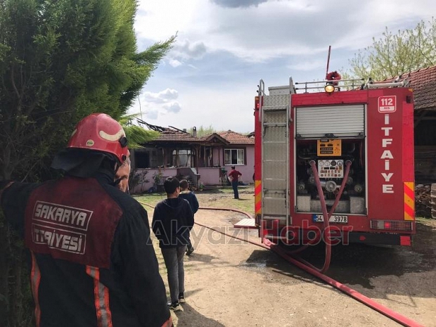Akyazı'da tek katlı ev yandı