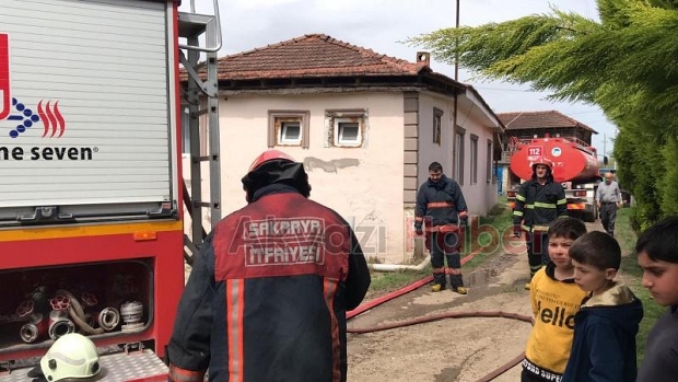 Akyazı'da tek katlı ev yandı