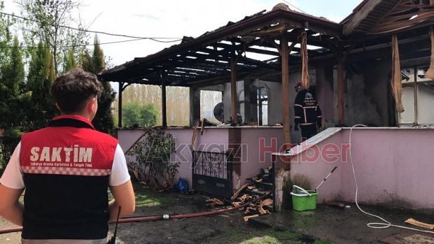 Akyazı'da tek katlı ev yandı