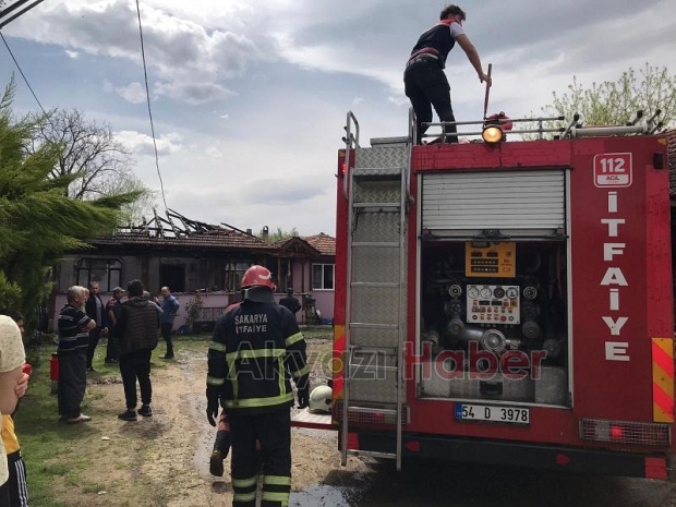 Akyazı'da tek katlı ev yandı