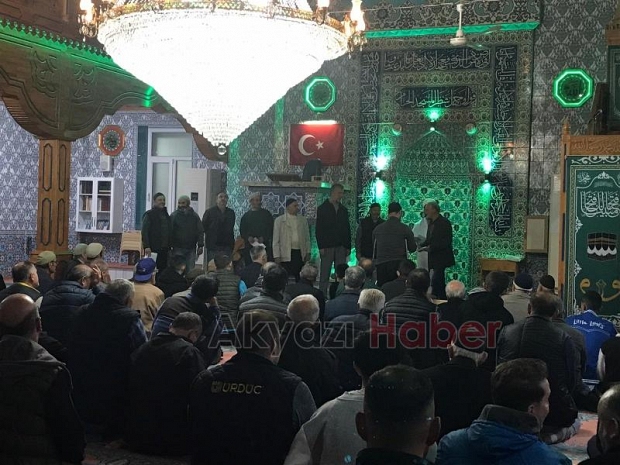 Camiye gelen çocukları eğlendiriyorlar