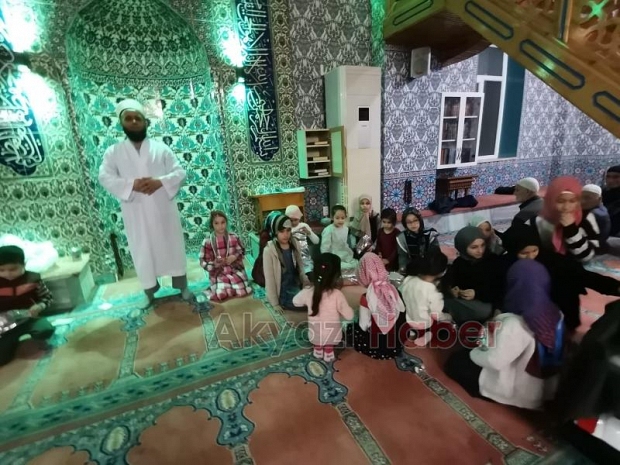 Camiye gelen çocukları eğlendiriyorlar