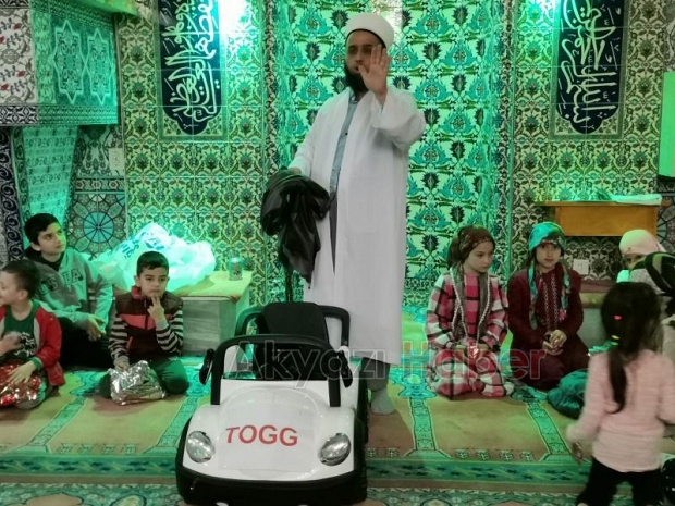 Camiye gelen çocukları eğlendiriyorlar
