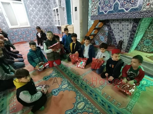 Camiye gelen çocukları eğlendiriyorlar