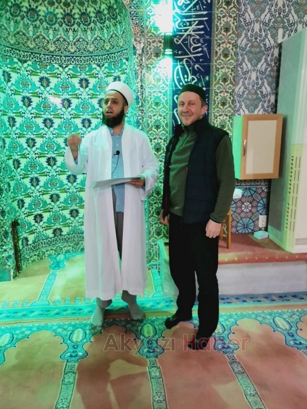 Camiye gelen çocukları eğlendiriyorlar