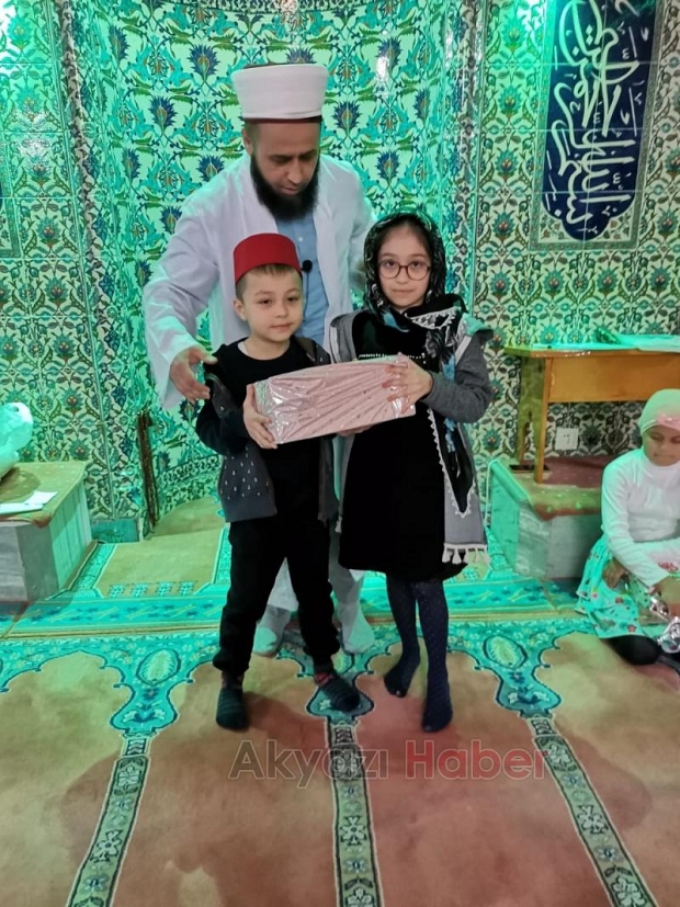 Camiye gelen çocukları eğlendiriyorlar