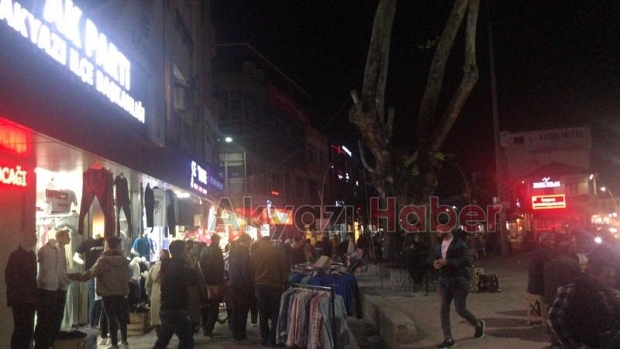 Bayram alışverişine çıkanlar trafiği kilitledi