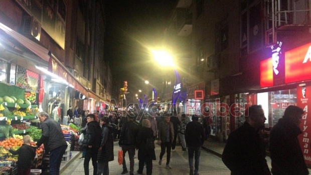 Bayram alışverişine çıkanlar trafiği kilitledi