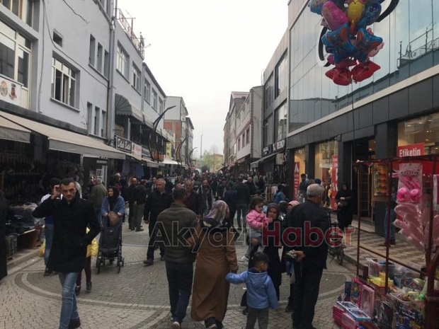 Bayram alışverişine çıkanlar trafiği kilitledi