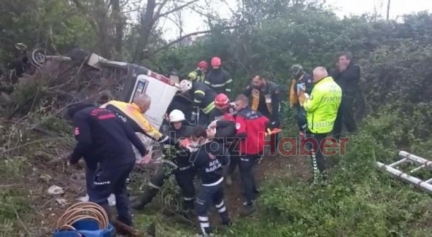 Minibüs devrildi: 13 yaralı