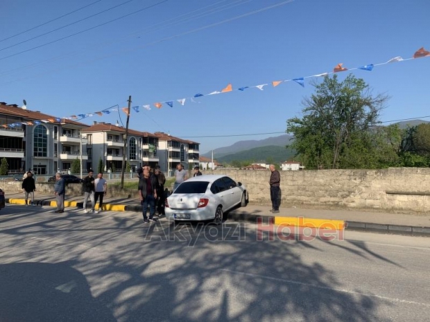 Akyazı'da kaza anı kameraya yansıdı