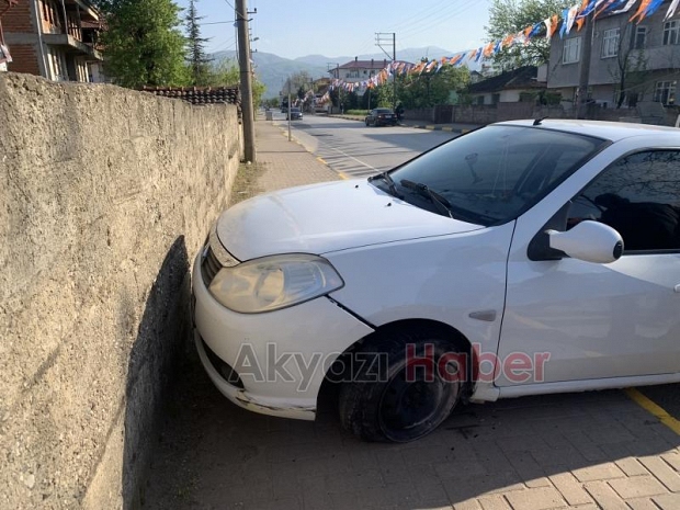 Akyazı'da kaza anı kameraya yansıdı