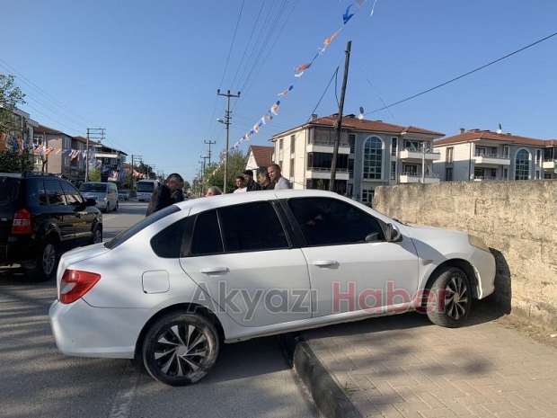 Akyazı'da kaza anı kameraya yansıdı
