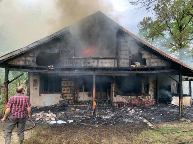 Akyazı'da gurbetçinin evi yandı