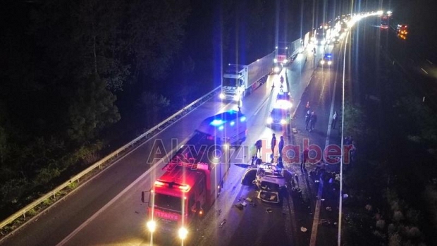 Otoyolda feci kaza: 1'i ağır 4 yaralı
