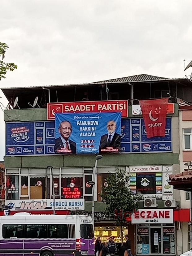 Akyazı'ya asılan pankart alay konusu oldu
