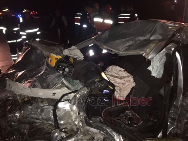 İki otomobilin çarpıştığı kazada 1 kişi öldü, 4 kişi ağır yaralandı