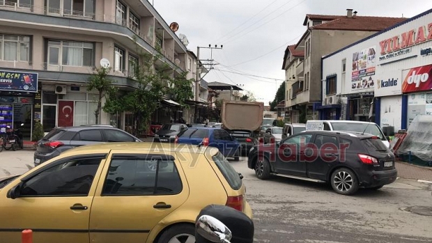 Yine hatalı parklar trafiği kilitledi 